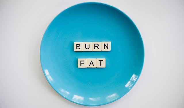 Modrý tanier s nápisom páliť tuk.jpg